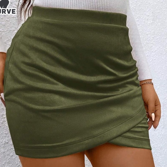 Plus Vegan Suede Stretchy Waist Fitted Mini Skirt - Picture 9 of 9